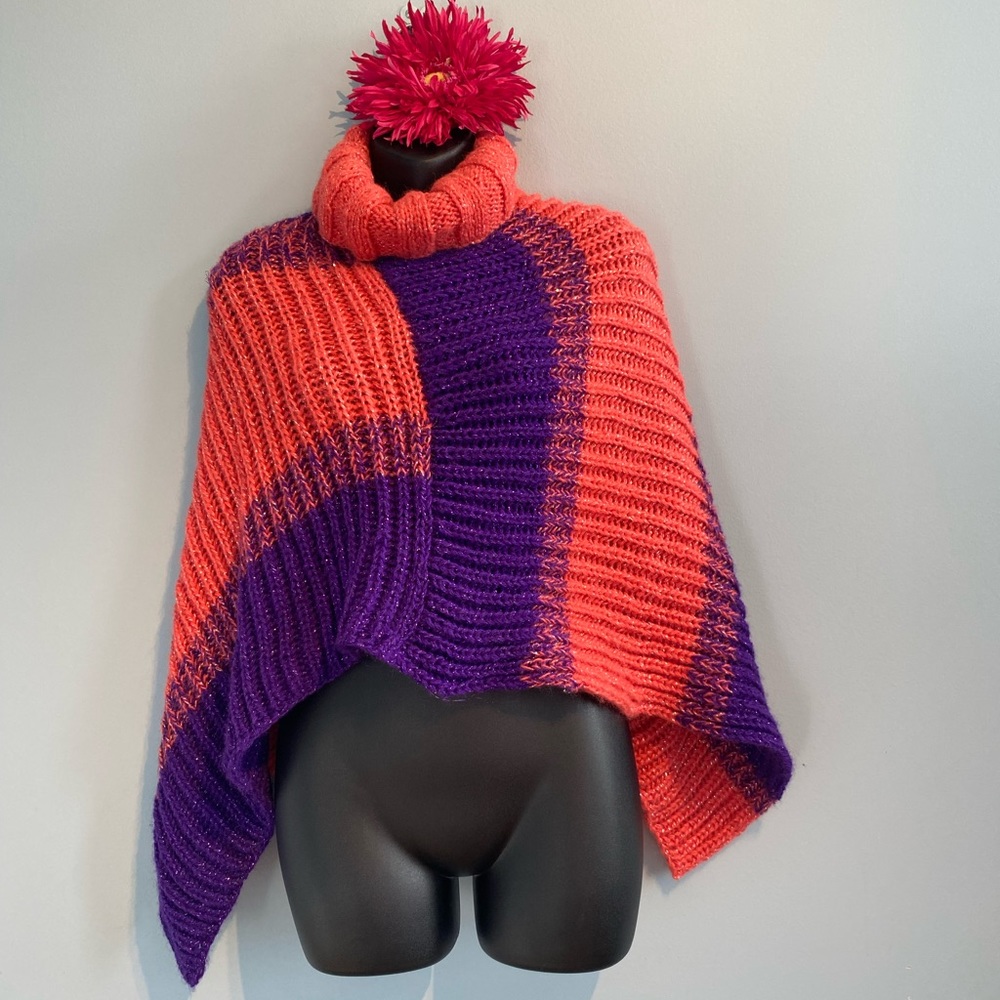 One of a kind hand knitted poncho - Picture 6 of 10
